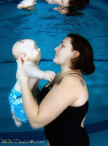 Isaak and Mum enjoy the underwater world. by Mona Dienhart 